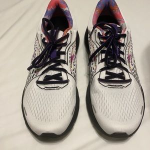 Brooks Tennis shoes.